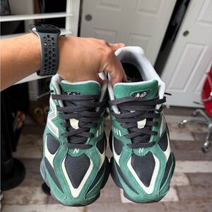 New Balance Men's Green and Black Sneakers